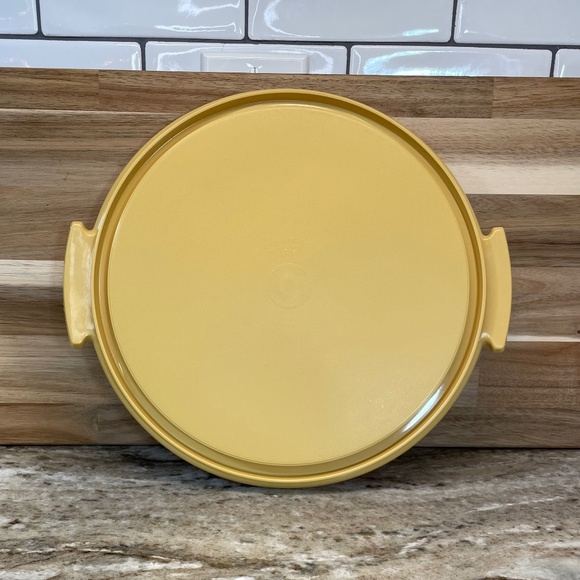 2 Tupperware Cake Takers White Rectangle 622 & Round Harvest Gold 684 & 1 Handle - Picture 5 of 15